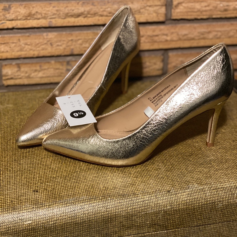 ✅SOLD✅ Gold High heel